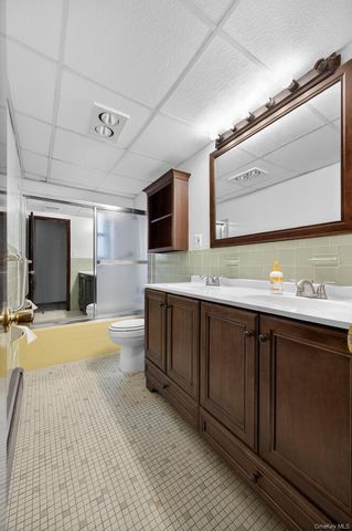 9 Bay Beach Avenue, Bayville, NY 11709