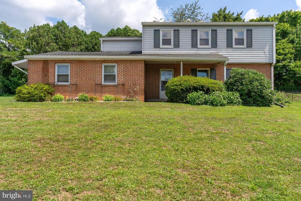 401 COLONIAL CLUB DR, Harrisburg, PA 17112