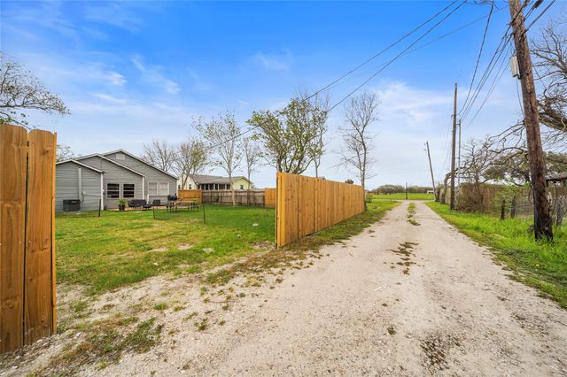 2111 8th Avenue N, Texas City, TX 77590