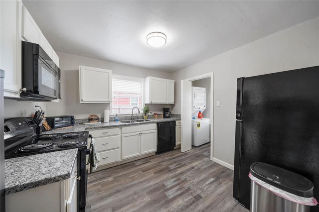 2111 8th Avenue N, Texas City, TX 77590