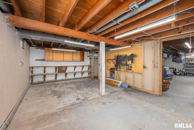 2946 JERSEY RIDGE Road, Davenport, IA 52803