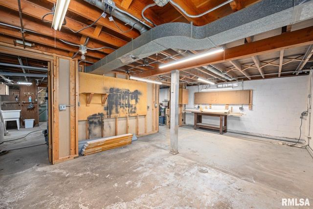 2946 JERSEY RIDGE Road, Davenport, IA 52803