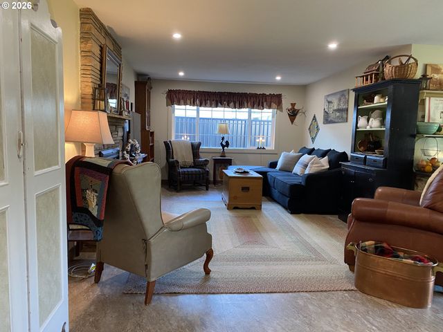 2940 RIDGEWAY Dr, Reedsport, OR 97467