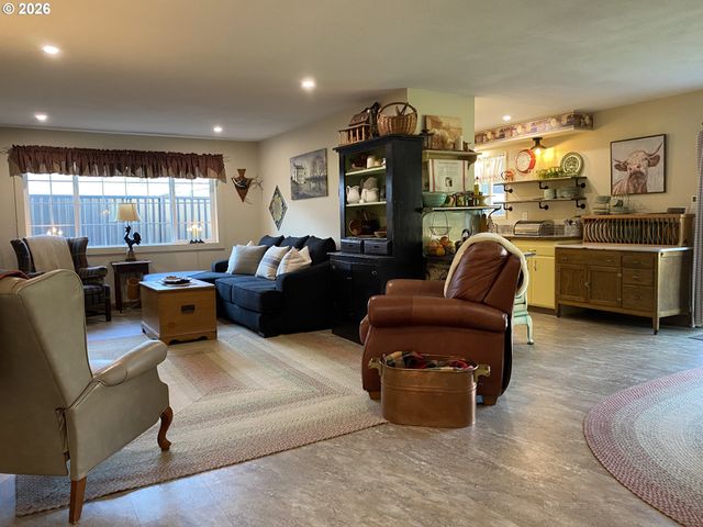 2940 RIDGEWAY Dr, Reedsport, OR 97467