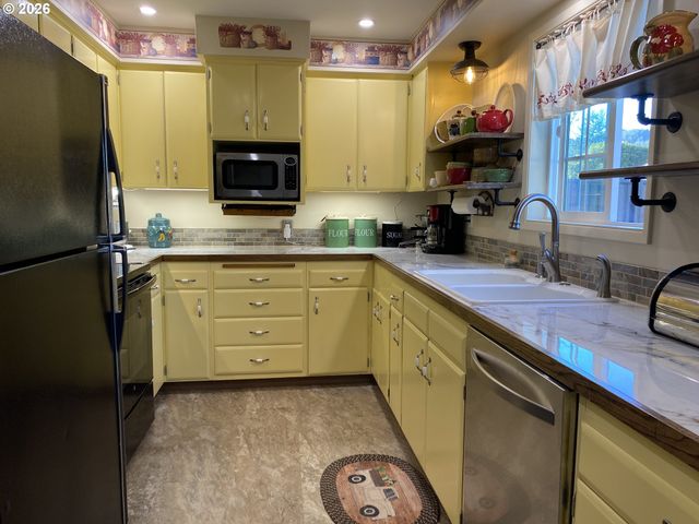 2940 RIDGEWAY Dr, Reedsport, OR 97467