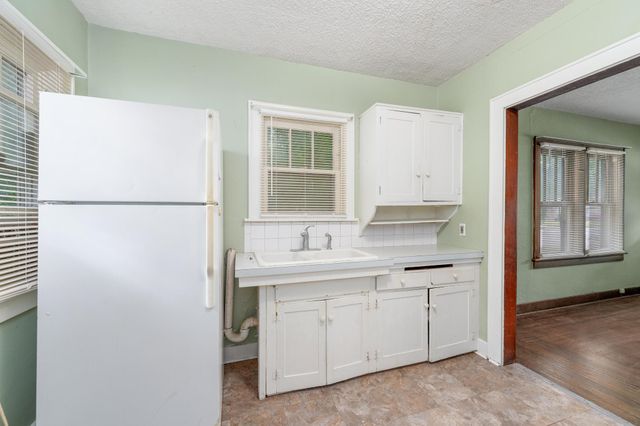 1102 W 17th, Wichita, KS 67203