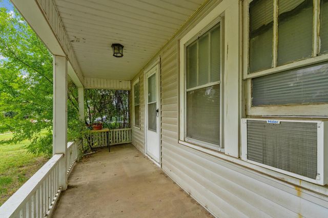 1102 W 17th, Wichita, KS 67203