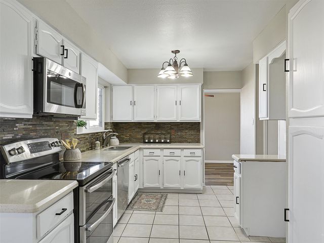 415 Creekmeadow Lane, Lewisville, TX 75067