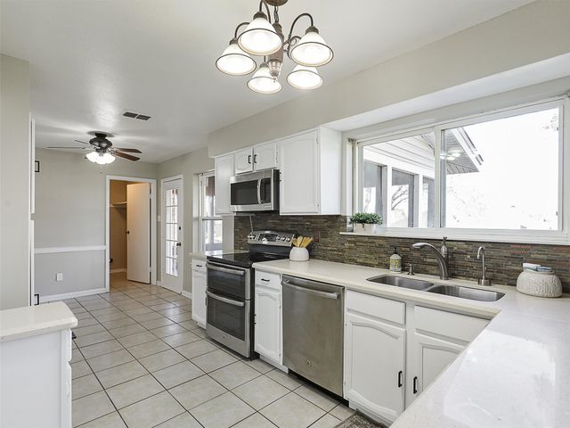 415 Creekmeadow Lane, Lewisville, TX 75067