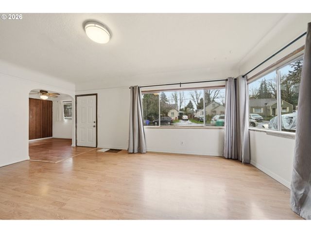 6321 Ne SIMPSON St, Portland, OR 97218