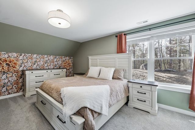 50 Clover Lane, Londonderry, NH 03053