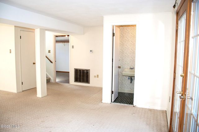 10 Meadowlark Drive, Colonie, NY 12110