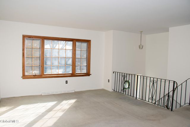 10 Meadowlark Drive, Colonie, NY 12110