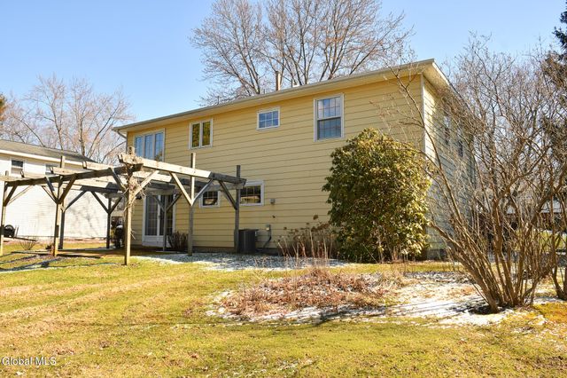 10 Meadowlark Drive, Colonie, NY 12110