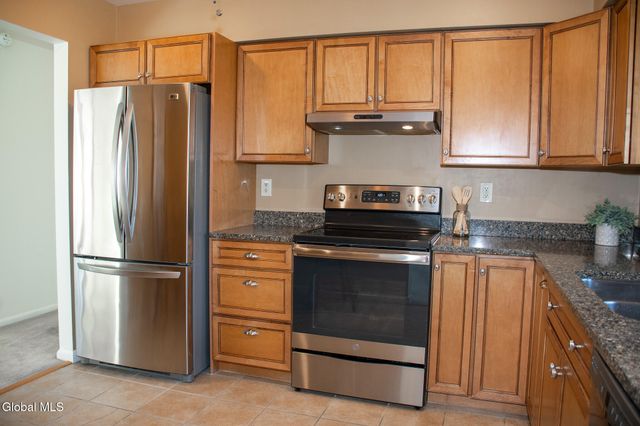 10 Meadowlark Drive, Colonie, NY 12110