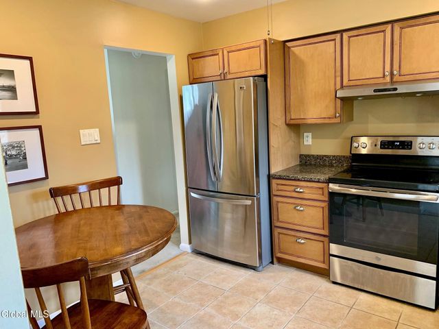 10 Meadowlark Drive, Colonie, NY 12110