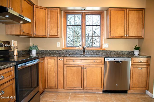 10 Meadowlark Drive, Colonie, NY 12110