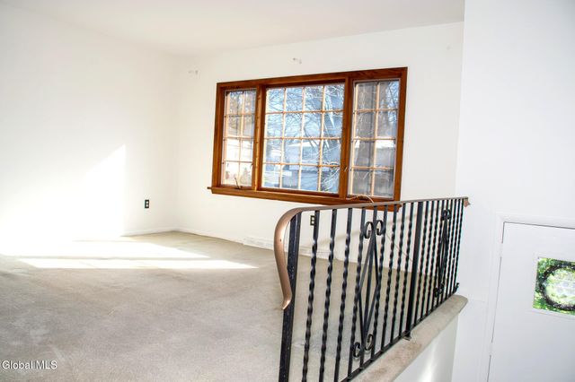 10 Meadowlark Drive, Colonie, NY 12110