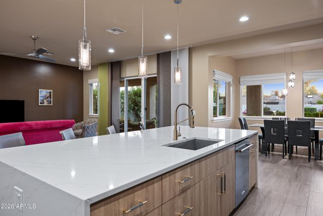 355 E MARYLAND Avenue, Phoenix, AZ 85012