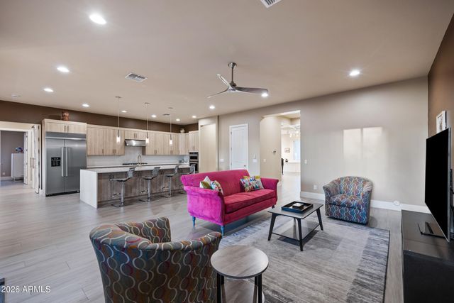 355 E MARYLAND Avenue, Phoenix, AZ 85012