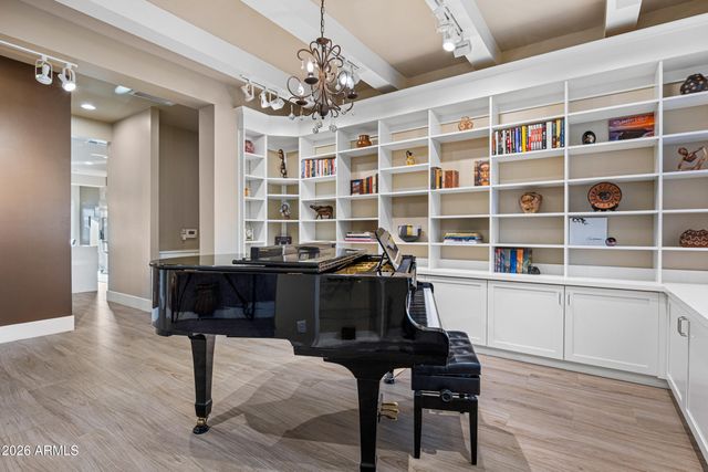 355 E MARYLAND Avenue, Phoenix, AZ 85012