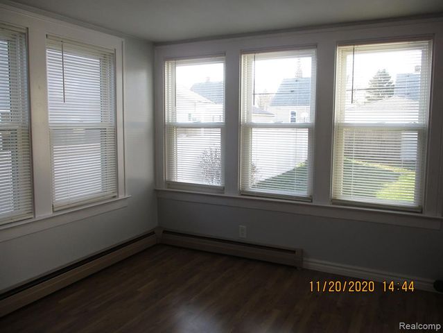 160 S Roehrig, Trenton, MI 48183