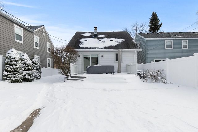 828 E Silver Spring DRIVE, Whitefish Bay, WI 53217