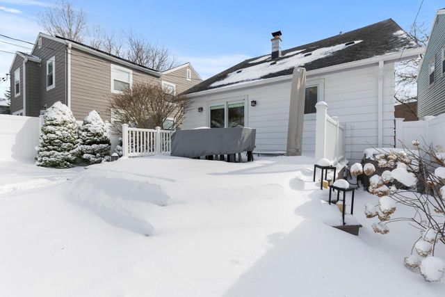 828 E Silver Spring DRIVE, Whitefish Bay, WI 53217