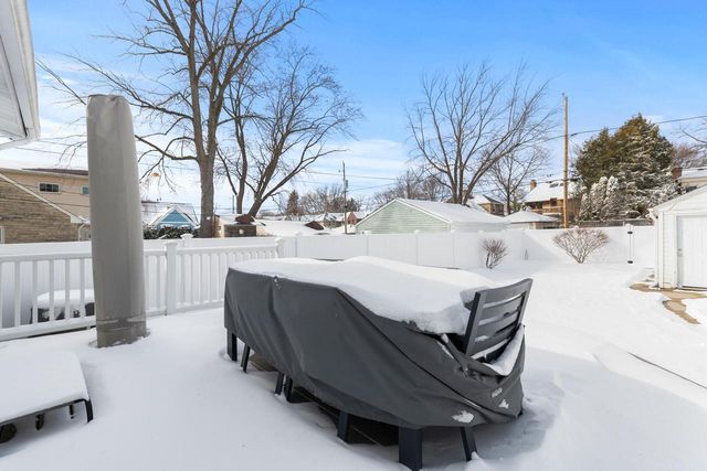 828 E Silver Spring DRIVE, Whitefish Bay, WI 53217