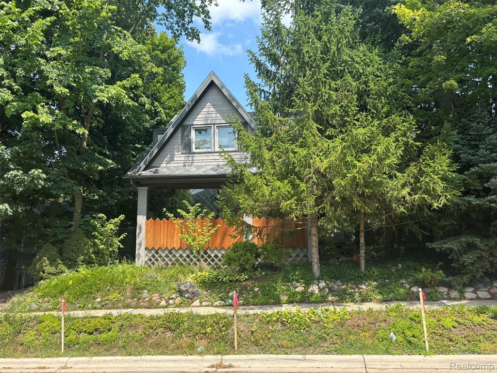 584 Park Street, Birmingham, MI 48009