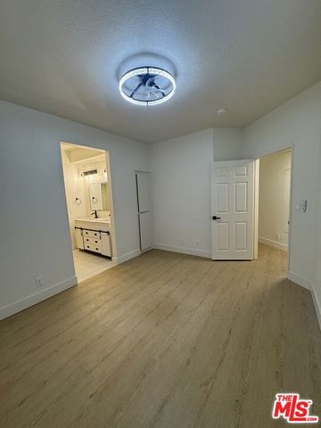 5620 Yolanda Avenue 111, Tarzana (los Angeles), CA 91356
