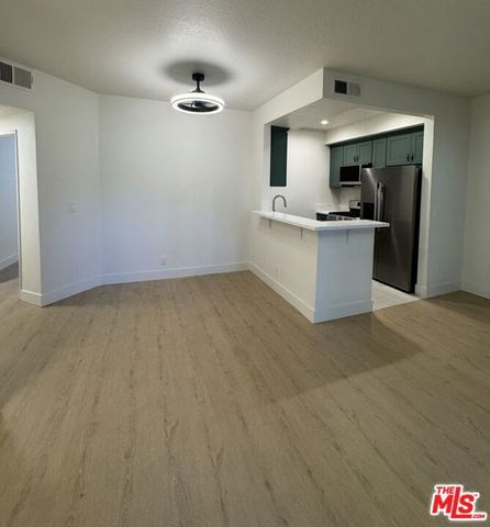 5620 Yolanda Avenue 111, Tarzana (los Angeles), CA 91356
