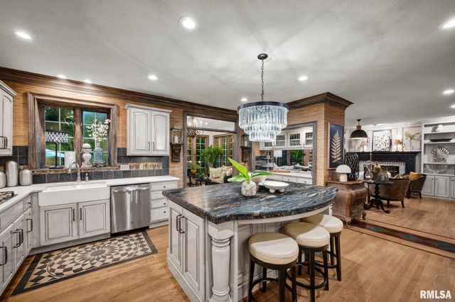 933 W GRAND OAK Drive, Peoria, IL 61615