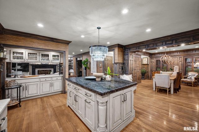 933 W GRAND OAK Drive, Peoria, IL 61615