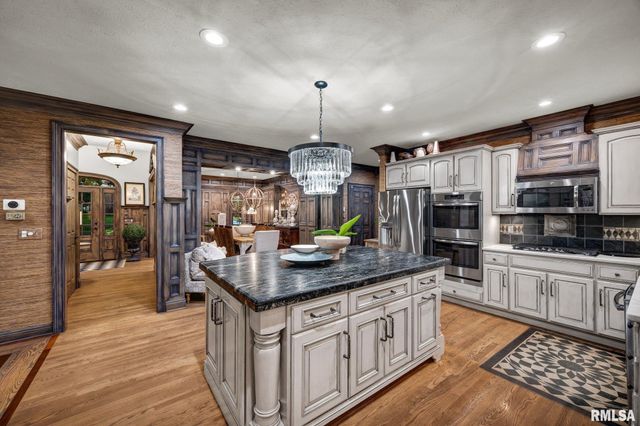 933 W GRAND OAK Drive, Peoria, IL 61615
