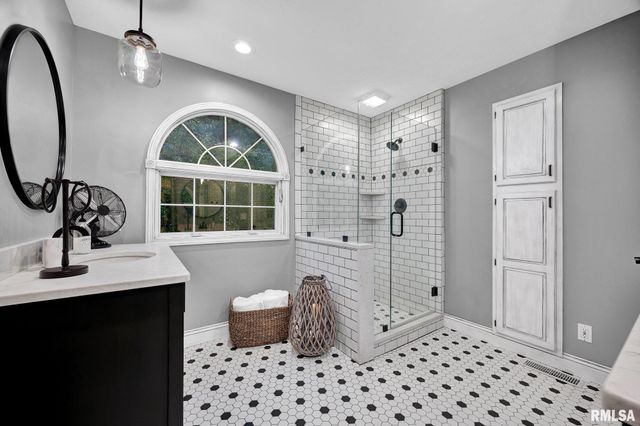 933 W GRAND OAK Drive, Peoria, IL 61615