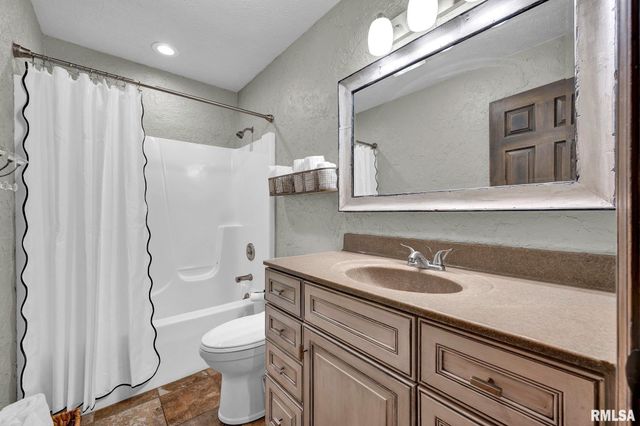 933 W GRAND OAK Drive, Peoria, IL 61615