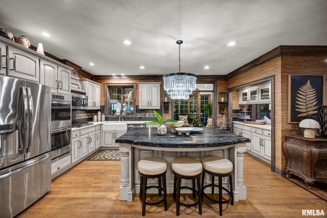 933 W GRAND OAK Drive, Peoria, IL 61615