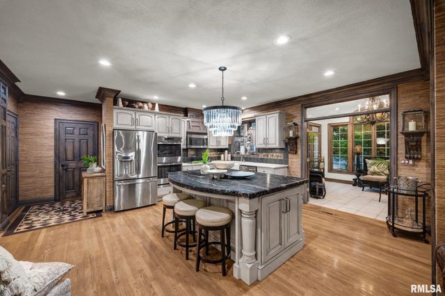 933 W GRAND OAK Drive, Peoria, IL 61615