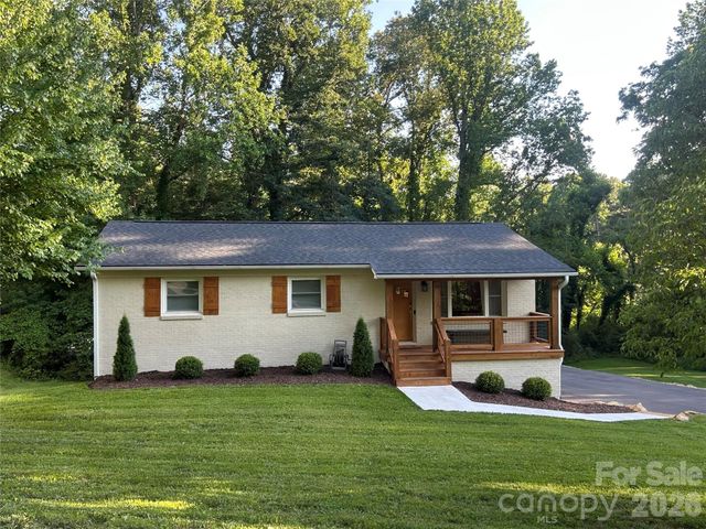 10 Oakwood Drive, Weaverville, NC 28787