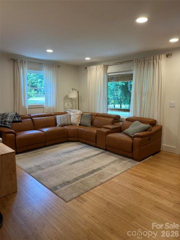 10 Oakwood Drive, Weaverville, NC 28787