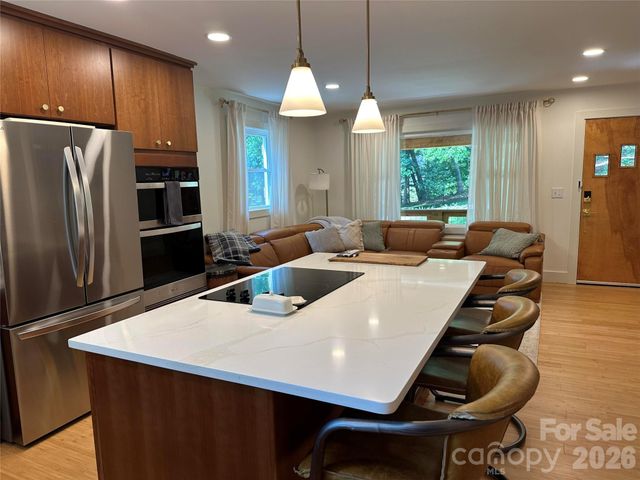 10 Oakwood Drive, Weaverville, NC 28787