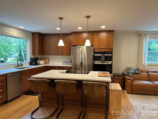 10 Oakwood Drive, Weaverville, NC 28787