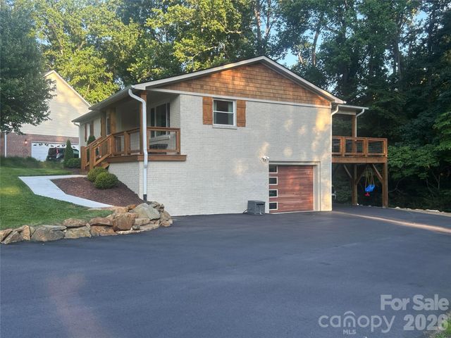 10 Oakwood Drive, Weaverville, NC 28787