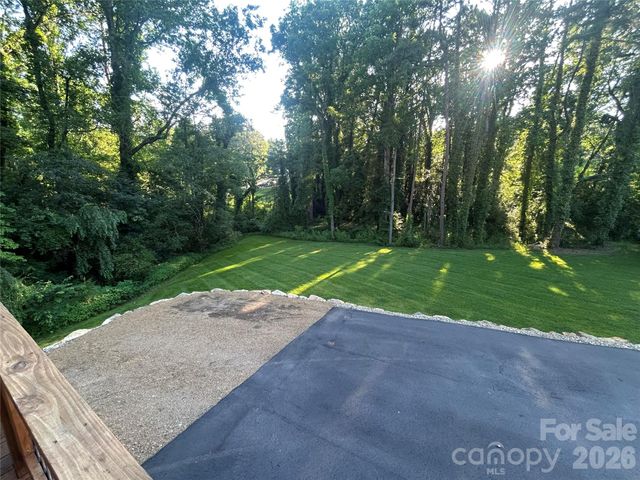 10 Oakwood Drive, Weaverville, NC 28787
