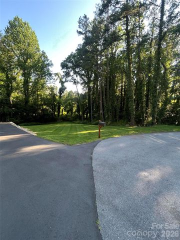 10 Oakwood Drive, Weaverville, NC 28787