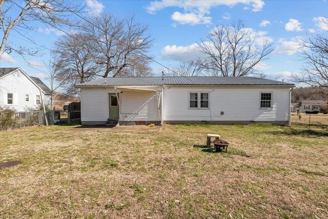 102 Sutton Ave, Waverly, TN 37185