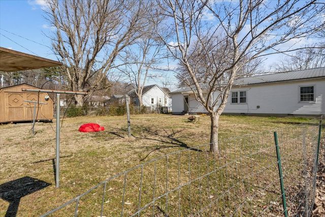 102 Sutton Ave, Waverly, TN 37185