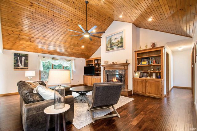 26366 Hummingbird Road, South Bend, IN 46619