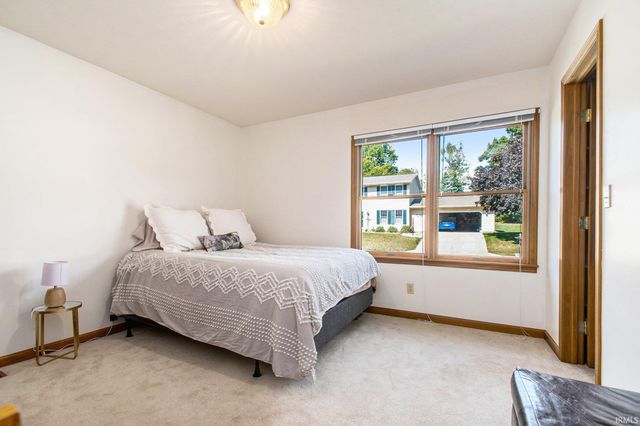 26366 Hummingbird Road, South Bend, IN 46619